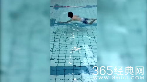 邓超晒逗比狗刨式为中国游泳队助威