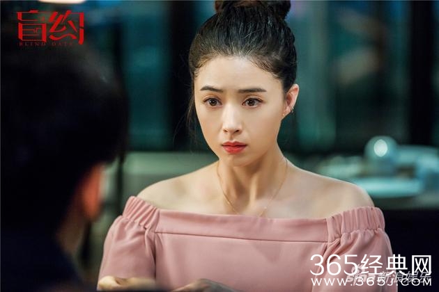 《盲约》蒋欣七夕赴约装：粉色露肩连衣裙