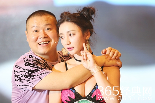 柳岩遭岳云鹏强抱 柳岩:和岳云鹏组CP十分荣幸