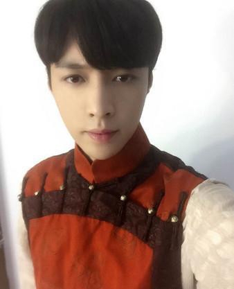 张艺兴暑天拍戏 晒卖萌自拍求粉丝带绿豆汤探班