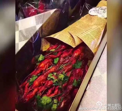 章子怡自拍晒花秀恩爱 小龙虾花束引关注