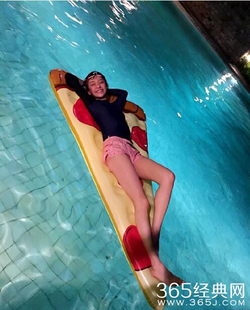 陈意涵晒泳池照 分享自己乐天派的生活态度