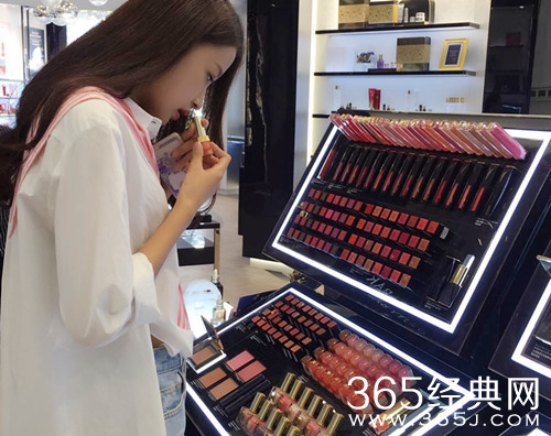 孙怡获粉丝告白 七夕与大家亲密互动