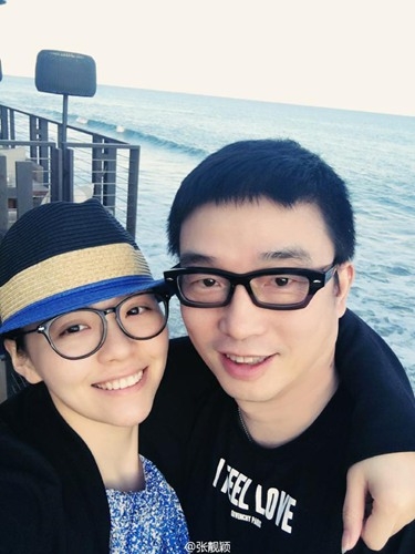 张靓颖男友秀恩爱 七夕深情相拥晒影