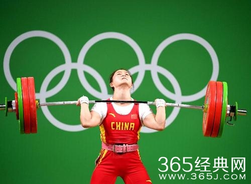 女子举重63公斤级：邓薇两破世界纪录并夺冠