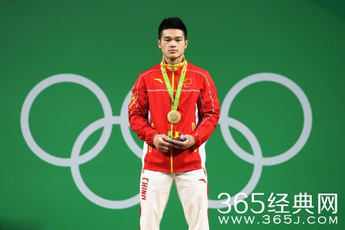 中国第八金 ！男子举重69公斤级石智勇强势夺金