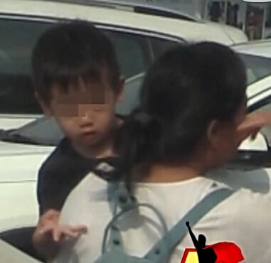 韩寒二胎儿子疑曝光 和女儿小野眉眼相似