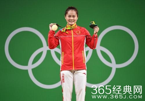 女子举重63公斤级：邓薇两破世界纪录并夺冠