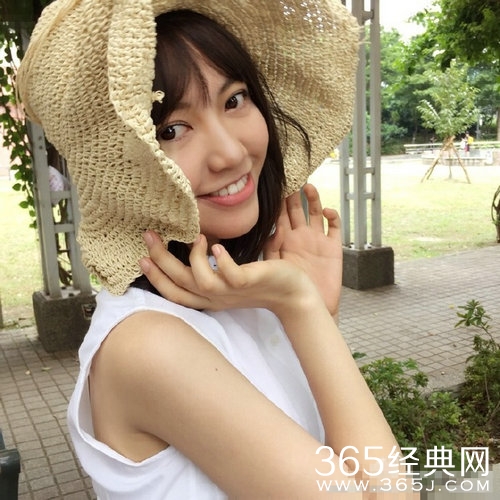 焦恩俊21岁女儿近照 电眼美女撞脸baby