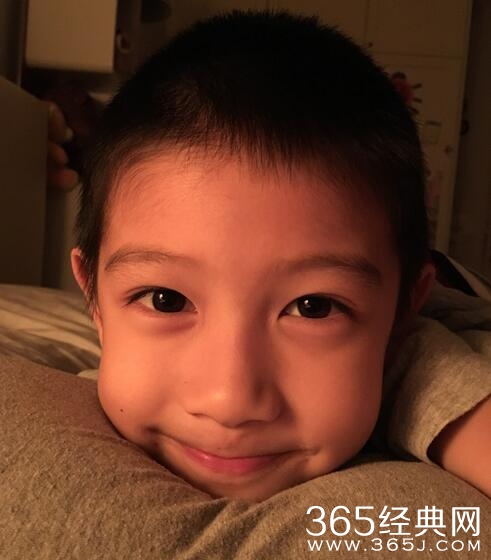 胡静儿子睡前送晚安吻 网友吐槽从小就会撩妹