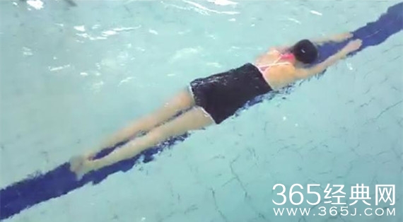 唐嫣用洪荒之力学会游泳 满屏大长腿吸睛