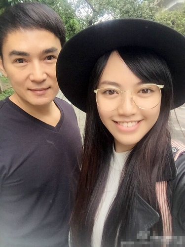 焦恩俊21岁女儿近照 电眼美女撞脸baby