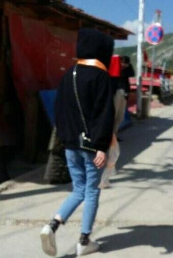 杨幂七夕节四川拜佛 打扮低调仍被认出