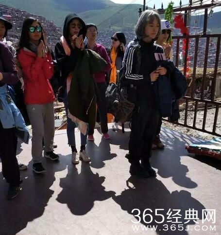 杨幂七夕节四川拜佛 打扮低调仍被认出