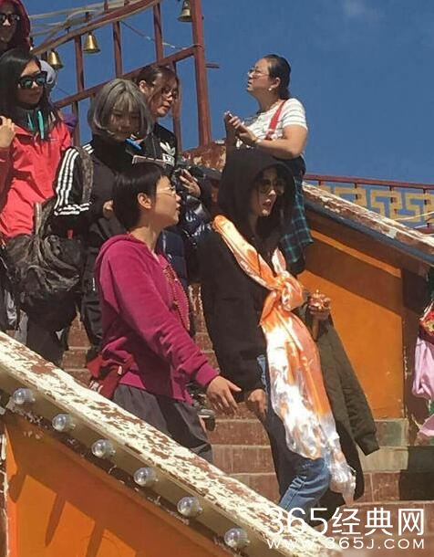 杨幂七夕节四川拜佛 打扮低调仍被认出