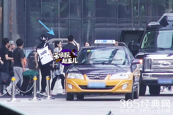 范冰冰做瑜伽突遇暴雨 李晨摸黑开车体贴接驾