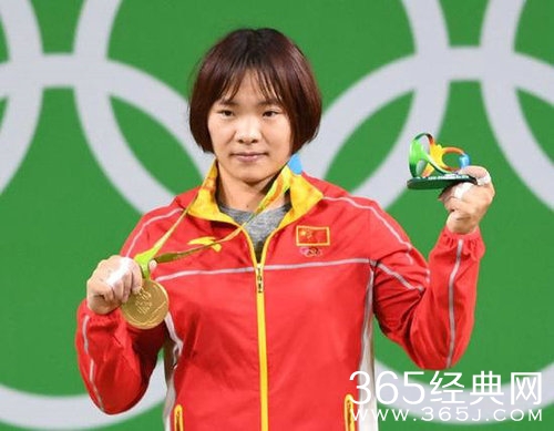 女子举重69公斤级比赛 向艳梅斩获金牌