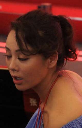 44岁宁静陷脱发危机 秀发稀疏 露出大片头皮