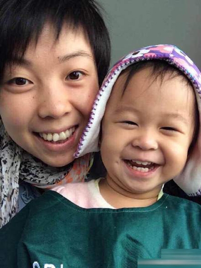 张怡宁女儿曝光 “冷漠脸”和妈妈一样