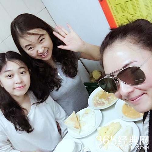 张柏芝与网友共进早餐 皮肤水嫩墨镜酷炫