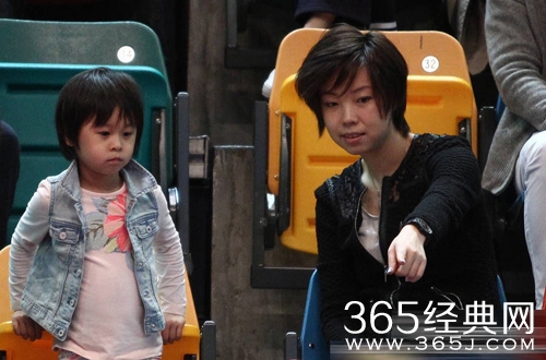 张怡宁女儿曝光 “冷漠脸”和妈妈一样