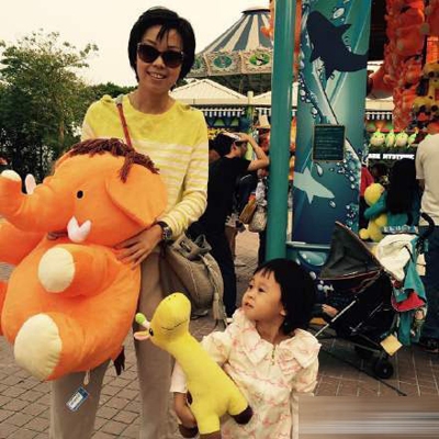 张怡宁女儿曝光 “冷漠脸”和妈妈一样