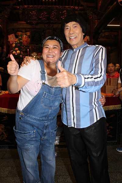 猪哥亮新片片名靠掷筊 送10万金装给妈祖