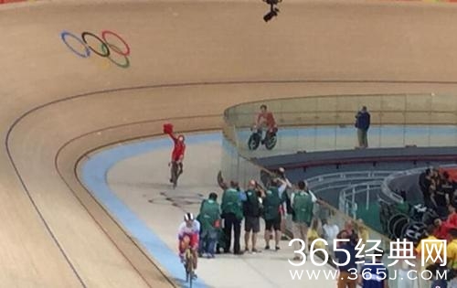女子场地自行车：中国队破世界纪录并夺冠