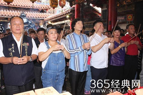 猪哥亮新片片名靠掷筊 送10万金装给妈祖