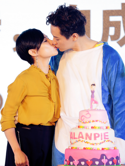 刘璇跨界当商人 老公鼎力支持送热吻