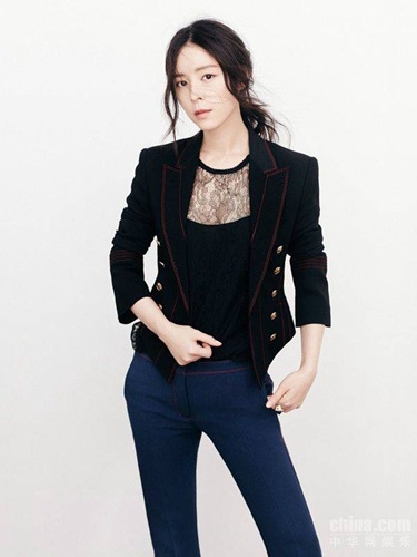 张静初曝中性风大片 黑色look攻气十足