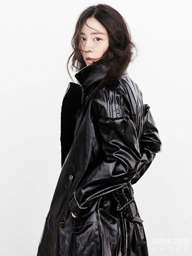 张静初曝中性风大片 黑色look攻气十足