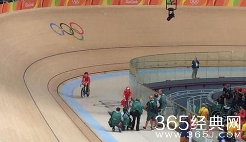 女子场地自行车：中国队破世界纪录并夺冠