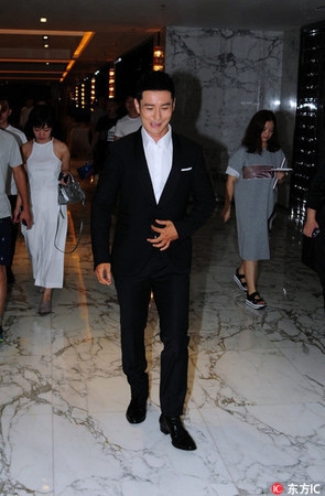 被问baby是否怀孕 黄晓明害羞微笑不回应