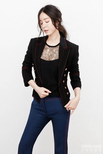 张静初曝中性风大片 黑色look攻气十足