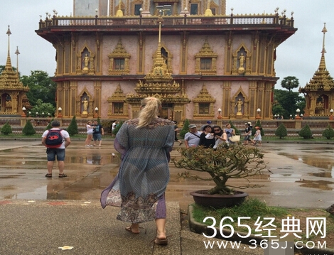 俄罗斯女子穿透视装逛泰国寺庙 内裤若隐若现