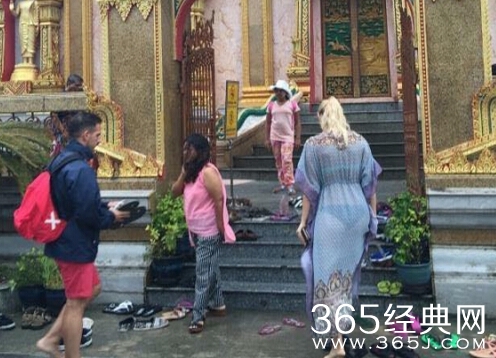 俄罗斯女子穿透视装逛泰国寺庙 内裤若隐若现