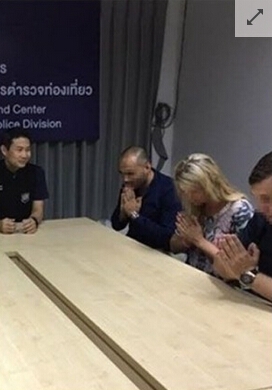 俄罗斯女子穿透视装逛泰国寺庙 内裤若隐若现