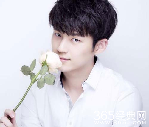 中国击剑队董力颜值完爆宋钟基 完全可以靠脸吃饭了