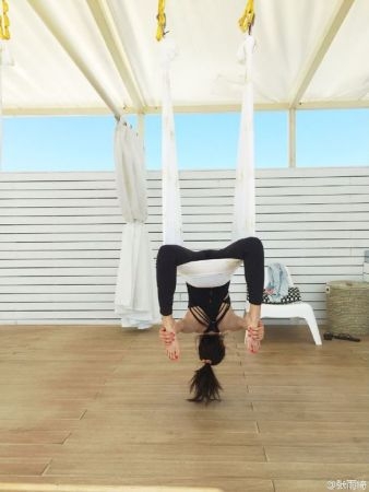 好身段！张雨绮晒高难度瑜伽动作引网友遐想