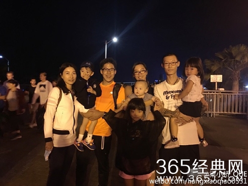 郭晶晶带老公与孩子会昔日队友 恩爱引同行羡慕