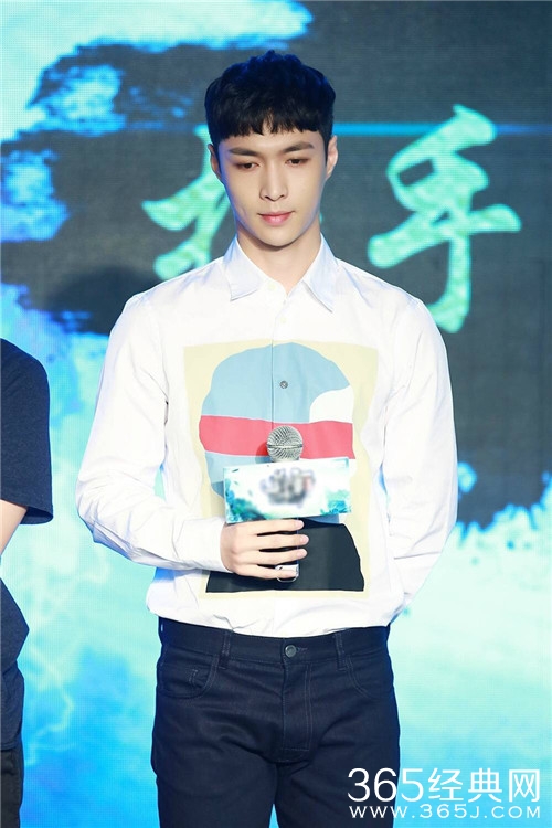 张艺兴百变造型HOLD住锅盖头 网友：颜王同款