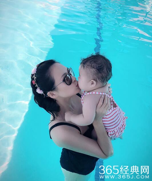 章子怡才与女儿分离就想念 飞机上也要看醒醒睡觉