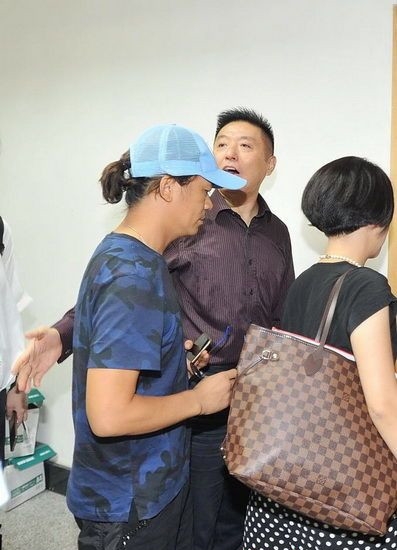 王宝强起诉离婚 要求分割房产车及珠宝名表