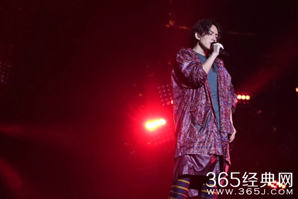 林宥嘉上海开唱演绎电音派对 感恩歌迷亲吻舞台