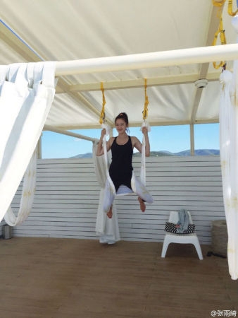 好身段！张雨绮晒高难度瑜伽动作引网友遐想
