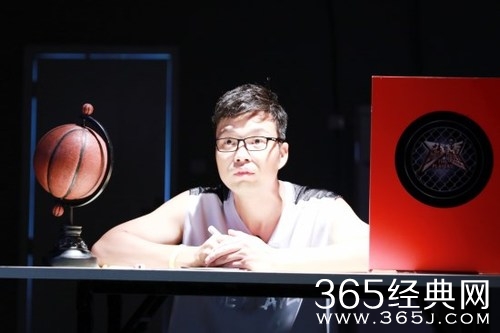 王迅率星联家族大跳广场舞 自编自演“苦情戏”