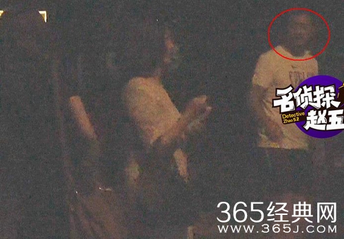 李亚鹏深夜密会美女 请吃饭送上车显绅士