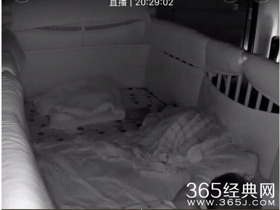 章子怡才与女儿分离就想念 飞机上也要看醒醒睡觉