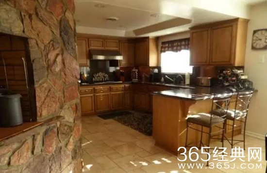 网曝王宝强美国豪宅 房本写他和马蓉的名